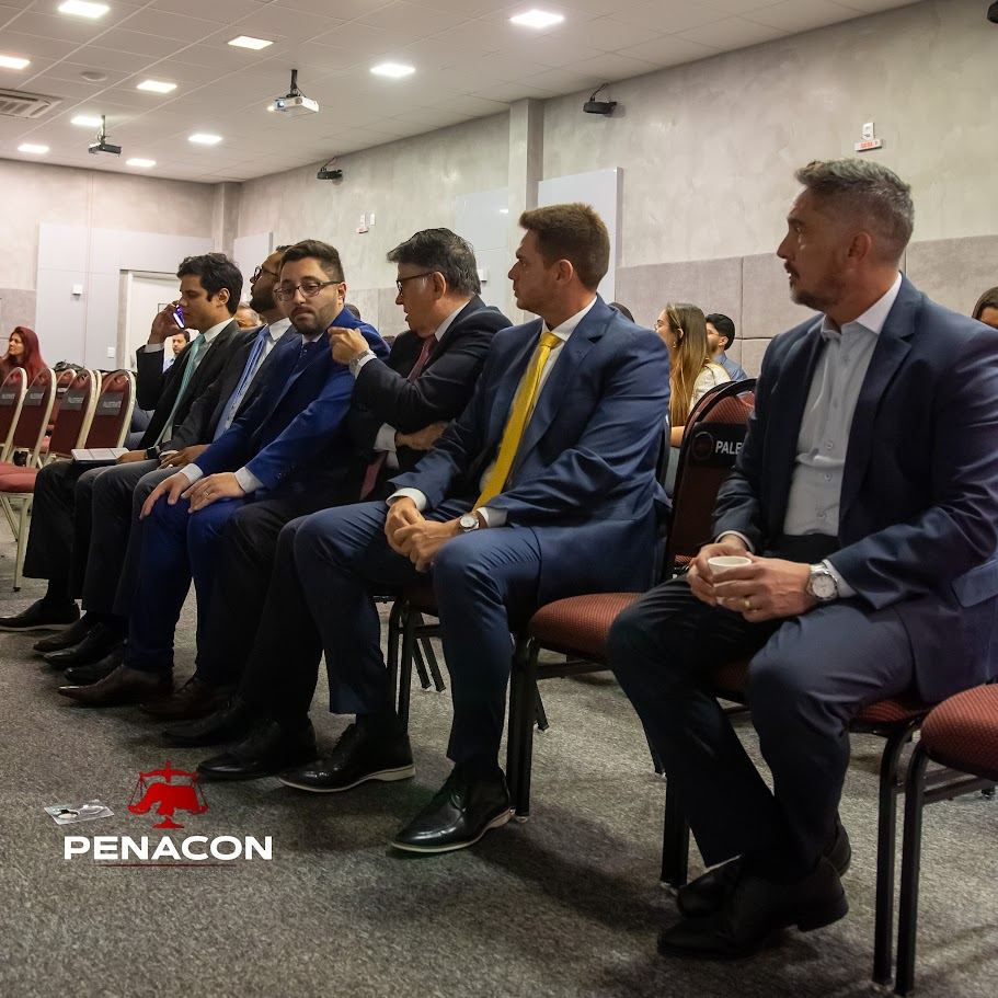 Palestrantes sentados lado a lado na I PENACON