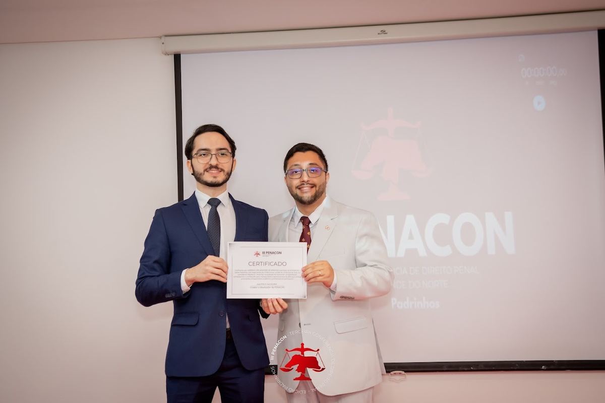 Entrega de certificado a palestrante na III PENACON