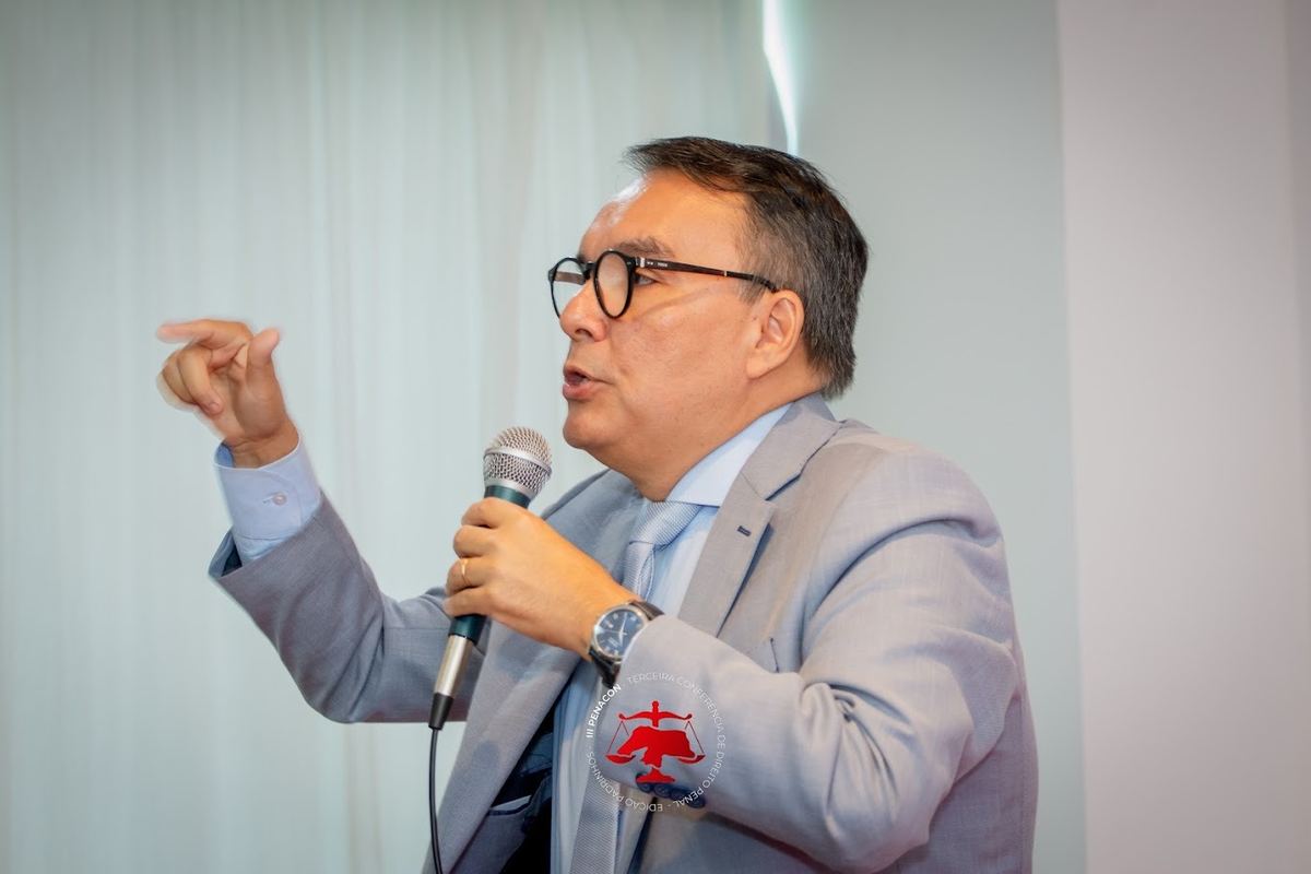 Palestrante falando ao microfone na III PENACON