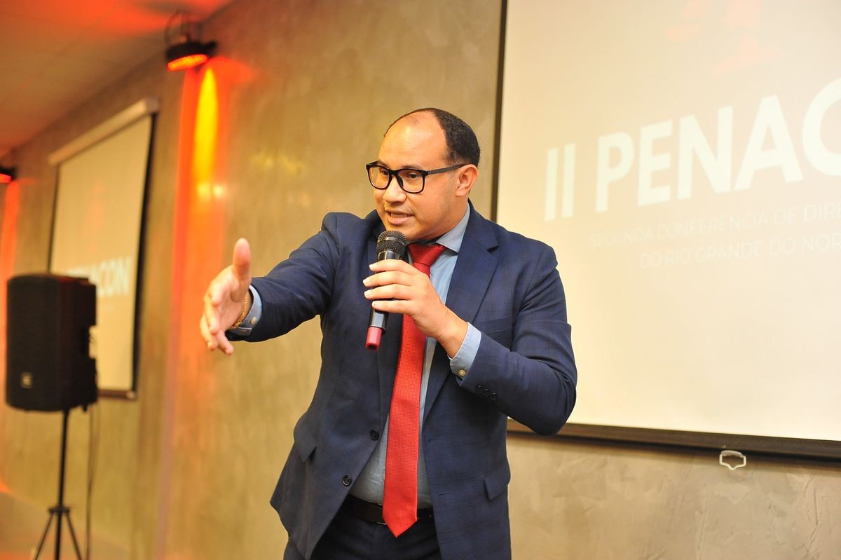 Palestrante gesticulando ao microfone na II PENACON